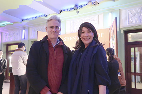 2022年3月6日晚，國際知名禮儀顧問Tamiko Zablith女士與友人Stephane Mery先生一同觀看了神韻世界藝術團今年在英國倫敦漢默史密斯阿波羅劇院（London Eventim Apollo）的第九場演出。（周小婷／大紀元）