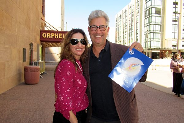 企業創始人兼執行長Bob Bernstein和太太Debbie Bernstein觀看了神韻北美藝術團2022年3月6日下午在美國鳳凰城奧芬劇院（Phoenix Orpheum）的演出。（姜麗／大紀元）
