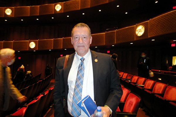 3月10日晚，纽约长岛苏福克县第9区议员Samuel Gonzalez Jr慕名观赏了神韵2022演出季在林肯中心大卫寇克剧院的首场演出。（滕冬育／大纪元）