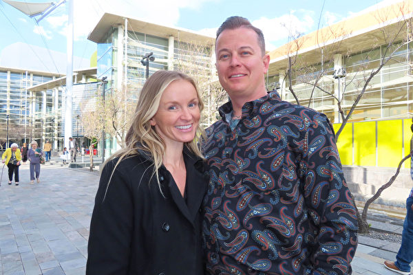 2022年3月10日下午，营销公司合伙人Kate Weed与先生一同观看了神韵北美艺术团在亚利桑那州梅萨艺术中心池田剧院的首场演出。（孙艾黎／大纪元）