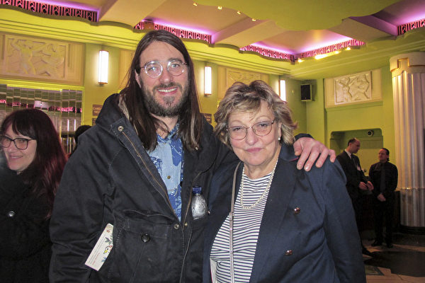 2022年3月12日晚，在倫敦漢默史密斯阿波羅劇院（Eventim Apollo），風景畫家James Manning和母親Pat觀賞了神韻世界藝術團的第十四場演出。（麥蕾／大紀元）