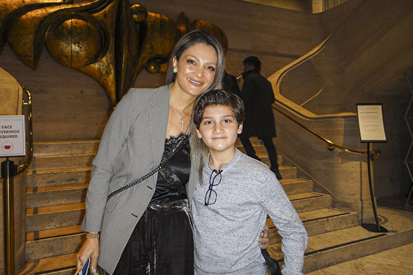 2022年3月12日晚，美國寶石研究院資深總監Ivette Nersesyan-Stephanopoulos帶兒子Elias在林肯中心大衛寇克劇院觀賞了神韻演出。（滕冬育／大紀元）