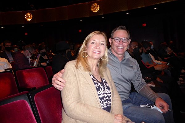 2022年3月19日晚，來自紐約長島的醫界精英夫婦Phillip Ferrone與太太Jeanine Ferrone觀看了神韻紐約藝術團在林肯中心大衛寇克劇院的第九場演出。（良克霖／大紀元）