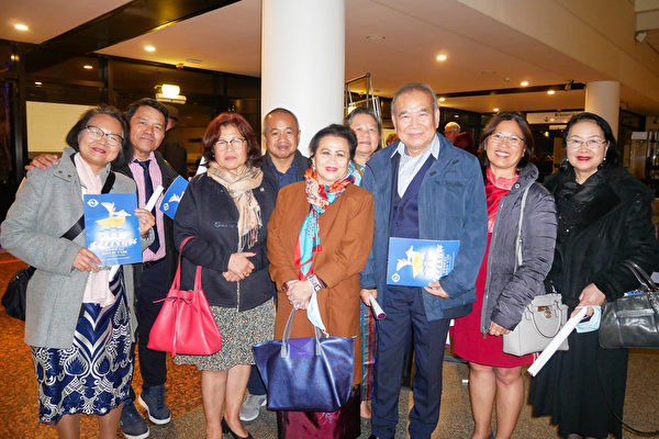 2022年3月20日晚，亞裔醫生Phouthong Phutthavong（右三）和朋友一行9人在蒙彼利埃科琿會議中心（LE CORUM）觀賞了神韻演出。（張妮／大紀元）