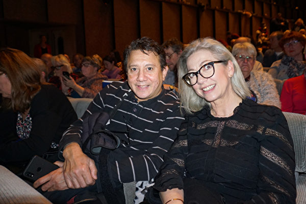 Allard夫婦觀看了2022年3月20日晚間神韻世界藝術團在法國蒙彼利埃市科琿會議中心（LE CORUM）的第三場演出。（德龍／大紀元）