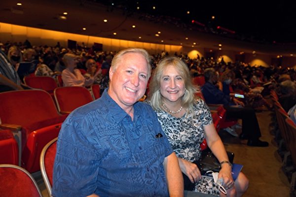 2022年3月26日下午，Maui市衛生局官員Ron Kenar和太太Catherine Kenar一起觀看了神韻國際藝術團在檀香山布利斯黛爾音樂廳（Blaisdell Concert Hall）的首場演出。（文燁／大紀元）