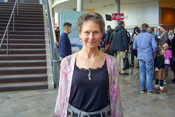 Darlene Kranstz於2022年3月27日下午觀看了神韻環球藝術團在加拿大密西沙加表演藝術中心的第四場演出。（王蘭／大紀元）