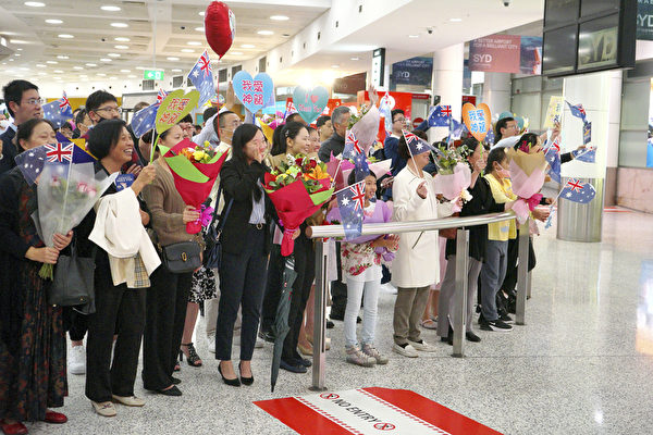 2022年3月29日晚，神韻國際藝術團抵達悉尼國際機場，粉絲們在接機大廳歡迎。（凌霄／大紀元）