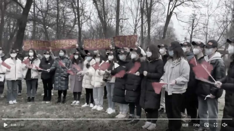 2022年3月8日，網傳視頻顯示，從烏克蘭逃到波蘭的中國留學生手搖血旗唱紅歌，打橫幅「感謝祖國」。（視頻截圖）