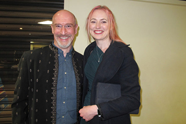 2022年3月31日下午，Adrian Peakman先生和女友Sally Myers一起觀看神韻紐約藝術團在英國伯明罕ICC劇院的第一場演出。（大紀元／麥蕾）