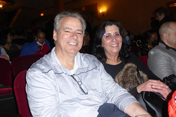 2022年4月3日下午，万事达卡公司副总裁Jim Mandella和太太Suzanne Mandella一同观看了神韵新纪元艺术团在斯坦福派雷斯剧院的第五场演出。（良克霖／大纪元）