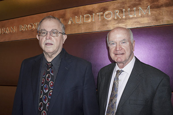 2022年4月3日下午，大西雅圖斯諾克米西（Snohomish）縣共和黨主席Doug Roulstone（右）和朋友Paul一同觀賞了神韻巡迴藝術團在馬里恩奧利弗麥考劇院的第二場演出。（劉雲／大紀元）