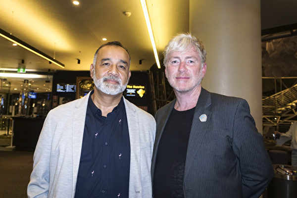 来自南美洲的室内设计师Alejandro Alvarez（左）与友人于2022年4月8日晚，在澳大利亚悉尼Lyric剧院观看了神韵国际艺术团的精采演出。（李芊仪／大纪元）