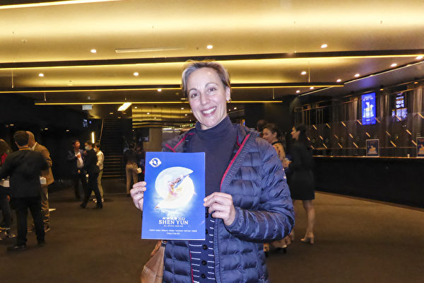 2022年4月8日晚，在悉尼Lyric剧院（Sydney Lyric Theatre），投资顾问Juliette Ryland观看了神韵国际艺术团在悉尼的第三场演出。（袁丽／大纪元）