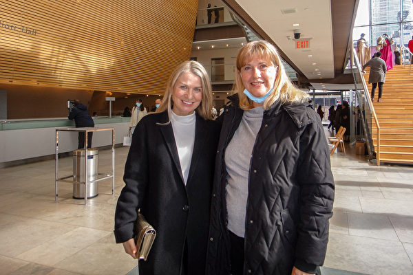 2022年4月9日下午，画家Teresa Uszacki（右）和友人Jitka Mrazek观看神韵环球艺术团在多伦多四季表演艺术中心的演出时，体验到神奇的经历。（滕冬育／大纪元）