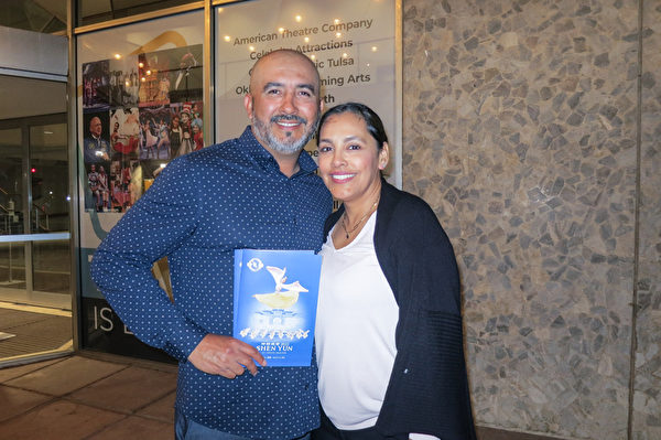 2022年4月12日晚，圖薩一家建築公司的總裁Raul Gonzales偕太太Maria Gonzales觀賞了神韻新紀元藝術團本季在圖薩表演藝術中心—查普曼音樂廳的首場演出。（林南宇／大紀元）