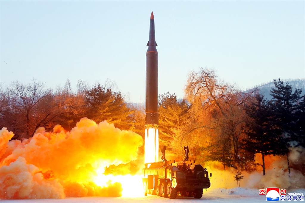 韓國軍方今天(17日)表示，朝鮮16日向東部海域發射兩枚飛行器。朝鮮官媒今天則報導，在領導人金正恩督導下，朝鮮已成功試射新武器系統。