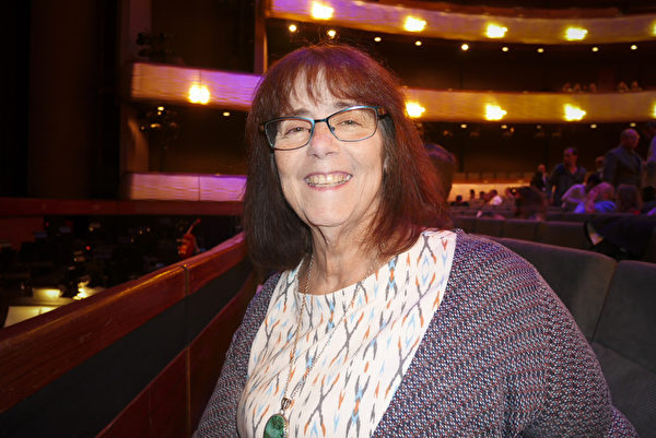 一家跨國醫療器械公司的副總裁Rebecca Ellis於2022年4月15日在達拉斯AT&amp;T演藝中心–溫斯皮爾歌劇院（AT&amp;T Performing Arts Center–Winspear Opera House）觀看了神韻新紀元藝術團的演出。（李辰／大紀元）