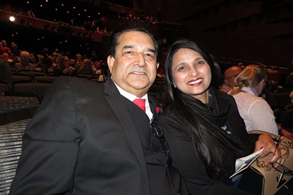 2022年4月23日晚，Vijay Dasoar和妻子一起欣賞了神韻巡迴藝術團在埃德蒙頓銀禧劇院的演出。（陳怡然／大紀元）