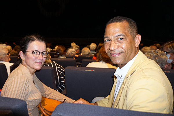 2022年4月23日下午，Jacques Coquerel和太太Claire Coquerel一起觀看了神韻紐約藝術團在法國圖爾國際會議中心的演出。（德龍／大紀元）