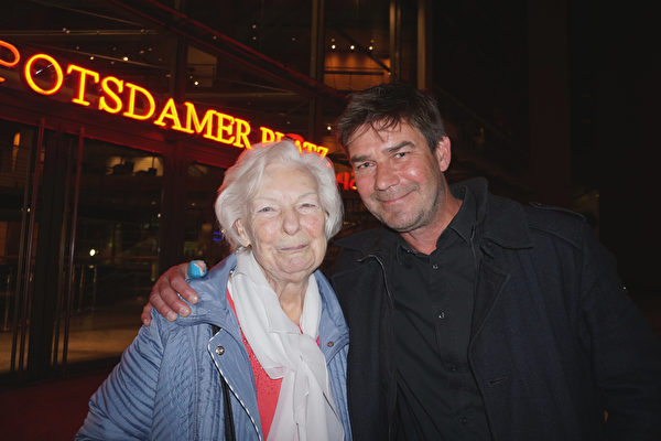 2022年4月28日，德国著名电视剧连续剧演员Thomas Scharff 和母亲Margot Schenk一起观看了美国神韵世界艺术团在德国首都柏林波茨坦广场剧院的演出。（安然／大纪元）