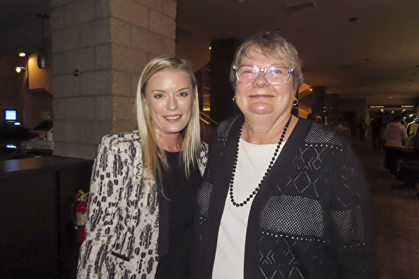 項目經理Christy Elshof與女兒Anna Elshofl，一同觀看了2022年4月28日晚神韻環球藝術團在加州棕櫚沙漠麥卡倫劇院（McCallum）的首場演出。（孫艾黎／大紀元）