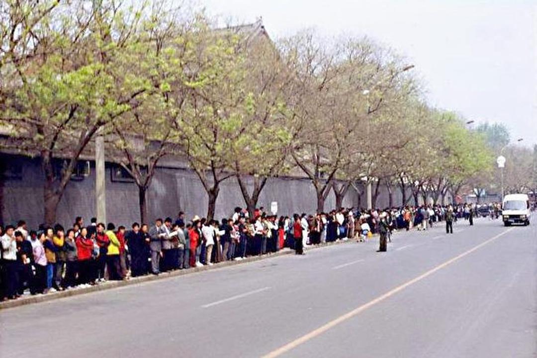 圖中為1999年4月25日，超過1萬法輪功學員在中共信訪辦前和平請願（圖片來源：明慧網