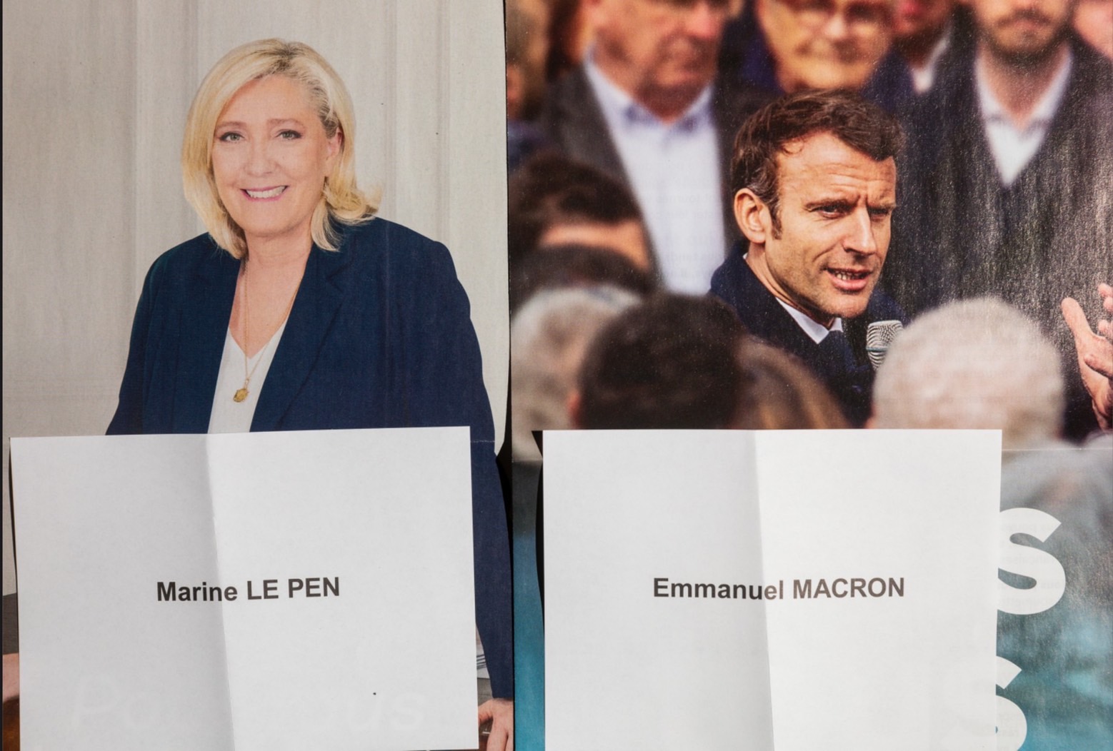 法國總統選舉的兩名候選人的宣傳海報和紙印上名字沒有照片的白色紙選票。