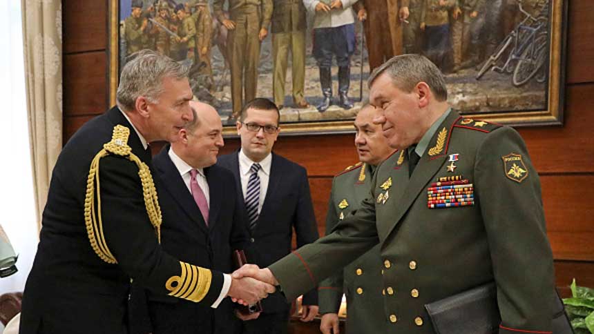  俄罗斯参谋总长吉拉西莫夫（Valery Gerasimov）（右） （图片：Tim Hammond/MoD Crown Copyright via Getty Images)