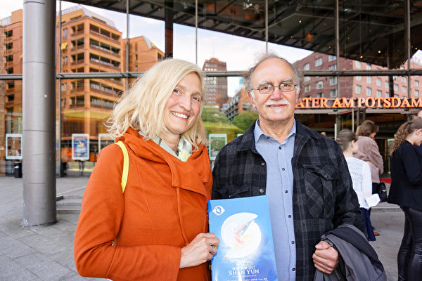 2022年4月30日下午，柏林一家科研所部门主任Joachim Wuerfl与瑜珈老师Elvira Weingärtner一同观赏了神韵世界艺术团在柏林波茨坦广场剧院的演出。（安然／大纪元）