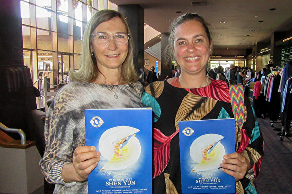 2022年4月30日下午，同為心理學家的Heather Smith（右）與母親Sabine Gaedt一起觀看了神韻環球藝術團在棕櫚沙漠麥卡倫劇院（McCallum Theatre）的第三場演出。（李清怡／大紀元）