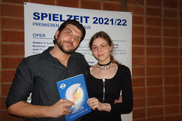 2022年5月10日晚，卡爾斯魯厄巴登國家劇院道具師 Benjamin Heiler和女友 Emma Reiniger在曼海姆國家劇院–歌劇廳觀看了神韻世界藝術團的演出。（余平／大紀元）