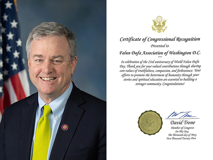 美國國會眾議員戴維‧特隆（David Trone）及向華盛頓DC法輪大法學會頒發的國會褒獎證書（圖片來源：大紀元）