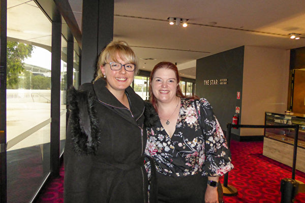 2022年5月15日下午，在澳洲阿德莱德节日剧院，知名音乐家、歌唱家Sarah Whiteley（左）与朋友观看了神韵国际艺术团在当地的第五场演出。（史迪／大纪元）