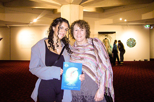 2022年5月15日下午，在澳洲阿德莱德节日剧院，视觉艺术家Carolyne D\’Mello（右）与女儿现代舞演员Maya D\’Mello一同观看了神韵国际艺术团在当地的第五场演出。（张舒／大纪元）