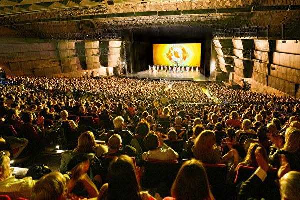 2022年5月13日晚，神韻紐約藝術團在巴黎國際會議中心第七場演出爆滿，圓滿結束今年在巴黎的巡演。（章樂／大紀元）