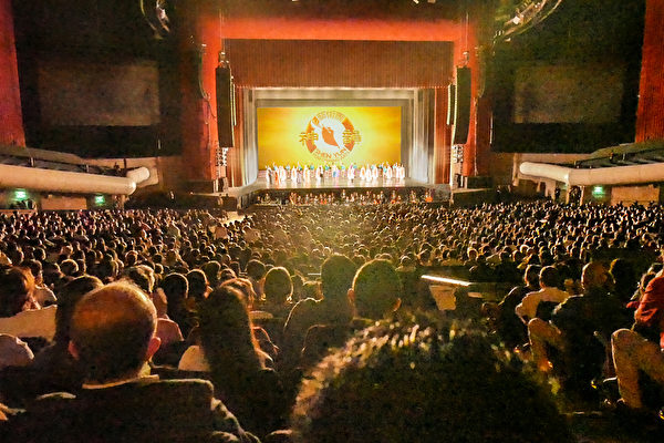2022年5月13日晚，美國神韻巡迴藝術團在墨西哥城國家禮堂（Auditorio Nacional）進行了今年在當地的首場演出，全場爆滿。現場氣氛熱烈，掌聲與歡笑聲不斷。圖為演員謝幕照。（文琍／大紀元）
