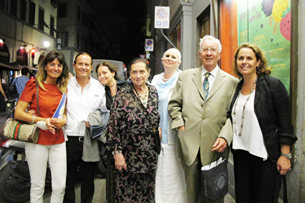 2022年5月25日晚，在意大利佛羅倫薩威爾第劇院外，Pier Luigi Duvina（右二）先生與太太Lucia Budina（中）、兒子Giovanni Budina（左二）等一家七口觀看了神韻紐約藝術團在當地的首場演出。（麥蕾／大紀元）