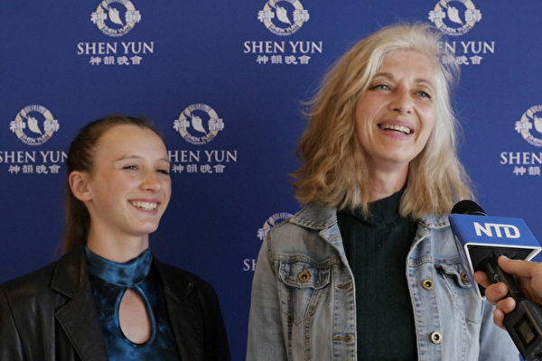 2022年5月28日下午，舞蹈教师Renata Hartmanová和女儿Alžběta一起在捷克的布拉格会议中心观看了神韵世界艺术团的演出。（新唐人）