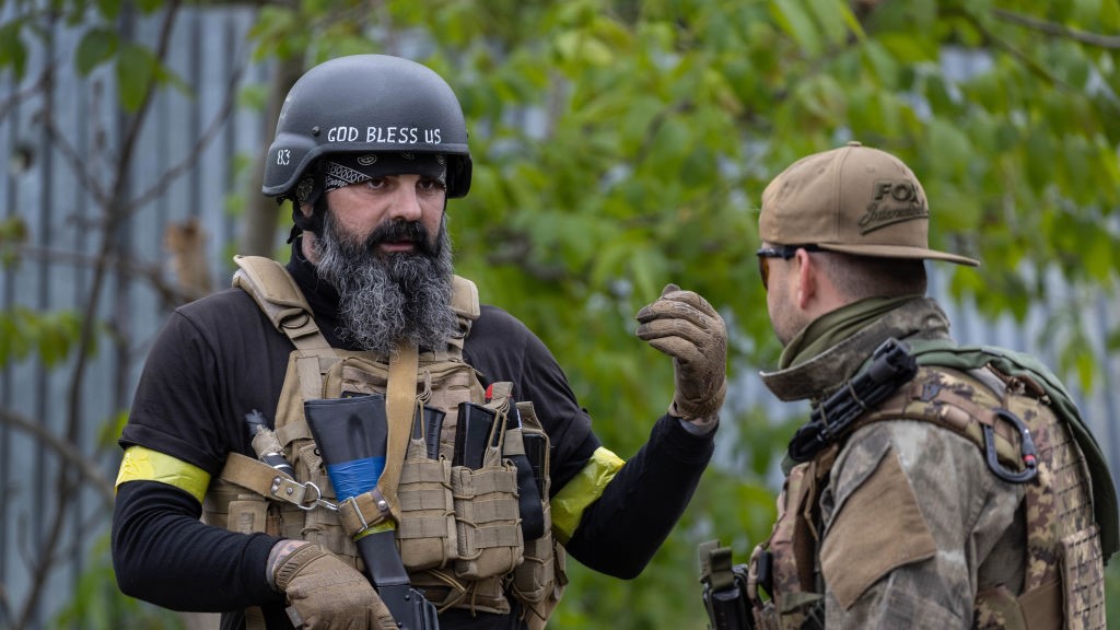 Editorial # 1398679218:图为2022年5月22日，乌克兰领土防御士兵在乌克兰 Ruska Lozova 附近的前线附近巡逻。(图片：John Moore/Getty Images)