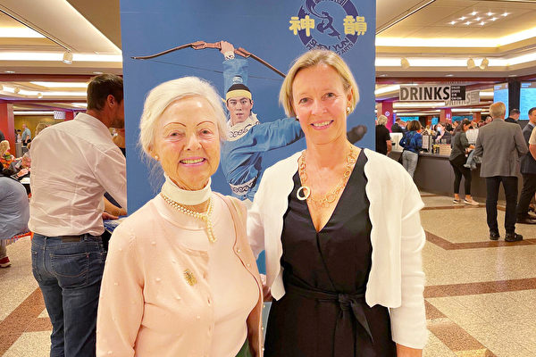 2022年6月1日晚，大學部門主管Astrid Kramer和母親Elke Hütte在德國法蘭克福世紀大廳觀看了美國神韻世界藝術團的演出。（Alexander Zwieschowski／大紀元）