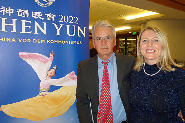 2022年6月1日晚，診所老闆Tibor Lebhaft與太太在德國法蘭克福世紀大廳觀看了美國神韻世界藝術團的演出。（余平／大紀元）