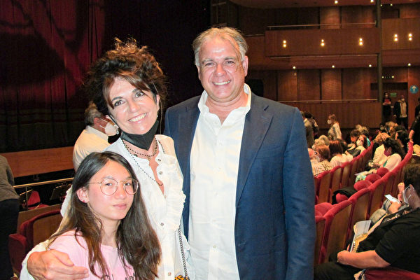 6月1日晚，Alessandro Zanon先生與妻子和女兒一家三口觀看了神韻紐約藝術團在意大利烏迪內的演出。（麥蕾/大紀元）