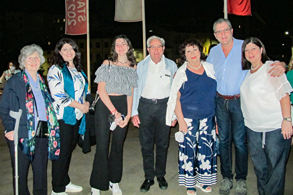 6月1日晚，Corrado Montoneri （右二）帶著8位家人一起觀看神韻紐約藝術團今年在意大利烏迪內Teatro Nuovo Giovanni da Udine劇院的第二場演出。（攝影／麥蕾）