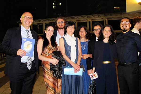 2022年6月4日晚，男高音Masaya Habu（右一）和妻子Chiara Paulesu（右二）、岳母Marinella Bogia（右四）、岳父Antonello Paulesu（右三）一同在米蘭阿爾欽博第劇院觀看神韻演出。（麥蕾／大紀元）
