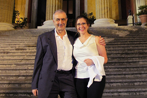 2022年6月15日晚，在意大利巴勒摩馬西莫劇院企業家Vincenzo Tommaselli與女兒一同觀看了神韻紐約藝術團在當地的第一場演出。（麥蕾／大紀元）