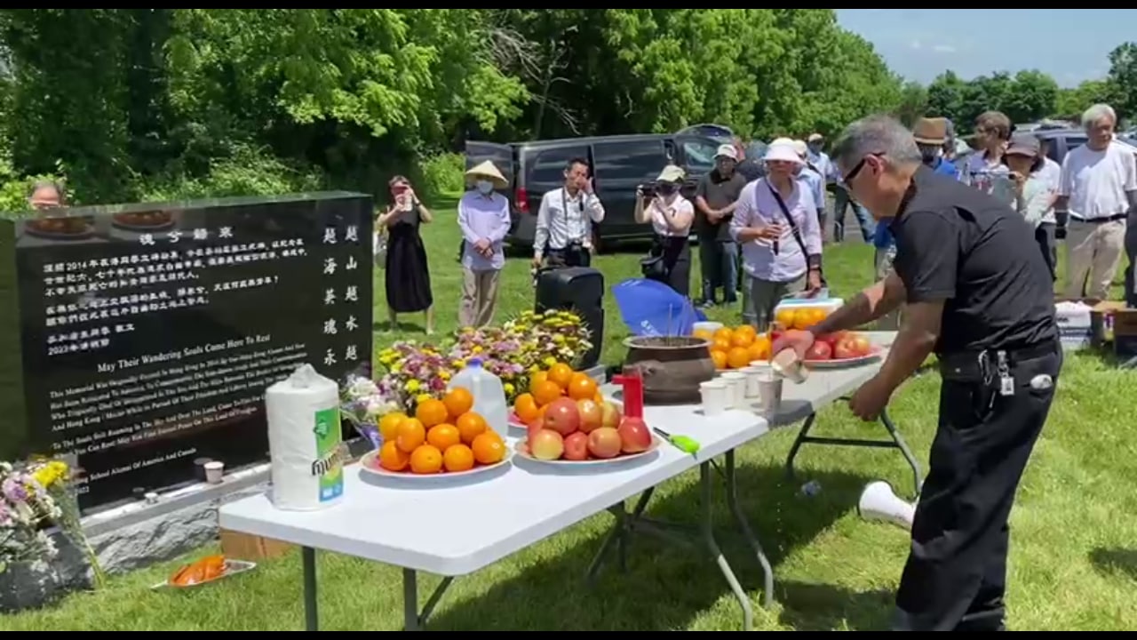 “逃港罹難知青紀念碑”在新澤西揭幕，當年的“卒友”在拜祭亡靈。（圖片來源：希望之聲記者站）