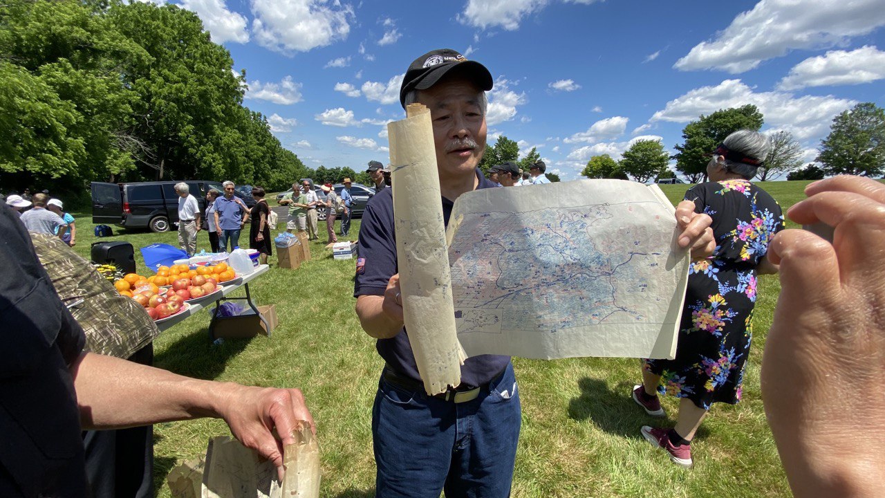唐伯鴻向記者展示他珍藏了50年的偷渡地圖。（圖片來源：希望之聲記者站）