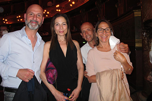2022年6月18日晚，爵士音樂家Cristiano Giardini（左一）與太太Giuseppina Sciacca（左二）、朋友Serena Di Stefano（右一）和Nello Consortini一同在意大利巴勒摩馬西莫劇院觀看了神韻紐約藝術團的第五場演出。（麥蕾／大紀元）