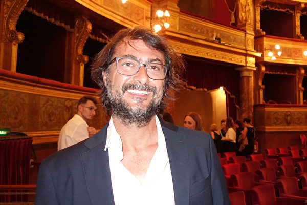 2022年6月18日晚，記者David Ingiosi觀看了神韻紐約藝術團在意大利巴勒摩馬西莫劇院的第五場演出。（Marco D’Ippolito／大紀元）